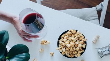 Что смотреть в сентябре: выбираем вино под сериалы