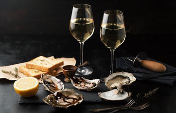 Вино и море: что открыть под устрицы и креветки