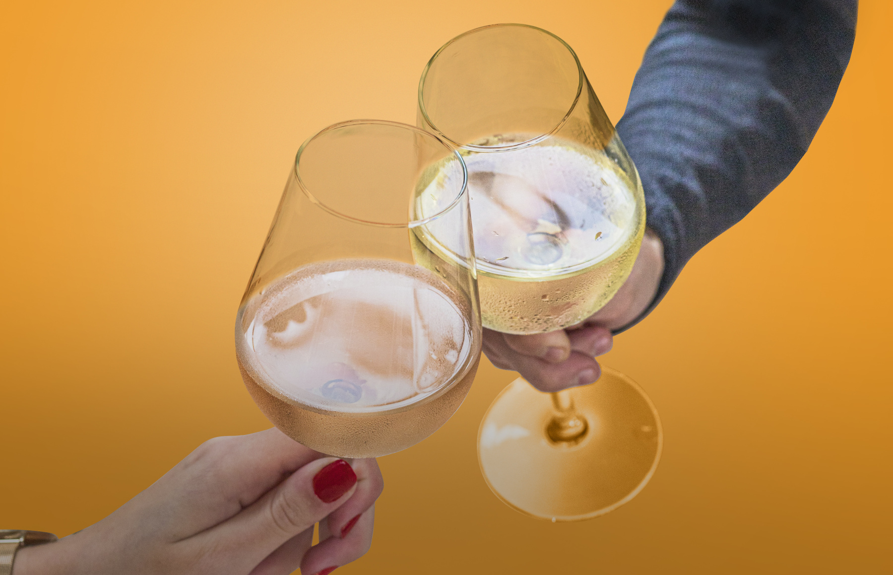 Бокал решает: меняет ли алкоголь нашу личность | Forbes Life