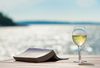 Список на лето: книги о вине