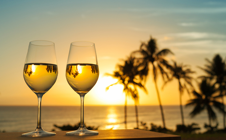 Бокалы с вином на фоне моря